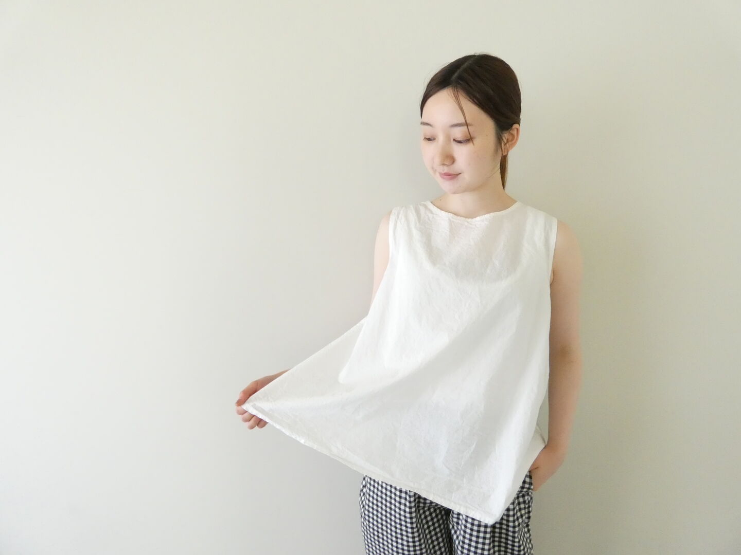 Veritecoeur(ヴェリテクール) シュリンクノースリーブトップスの商品画像1
