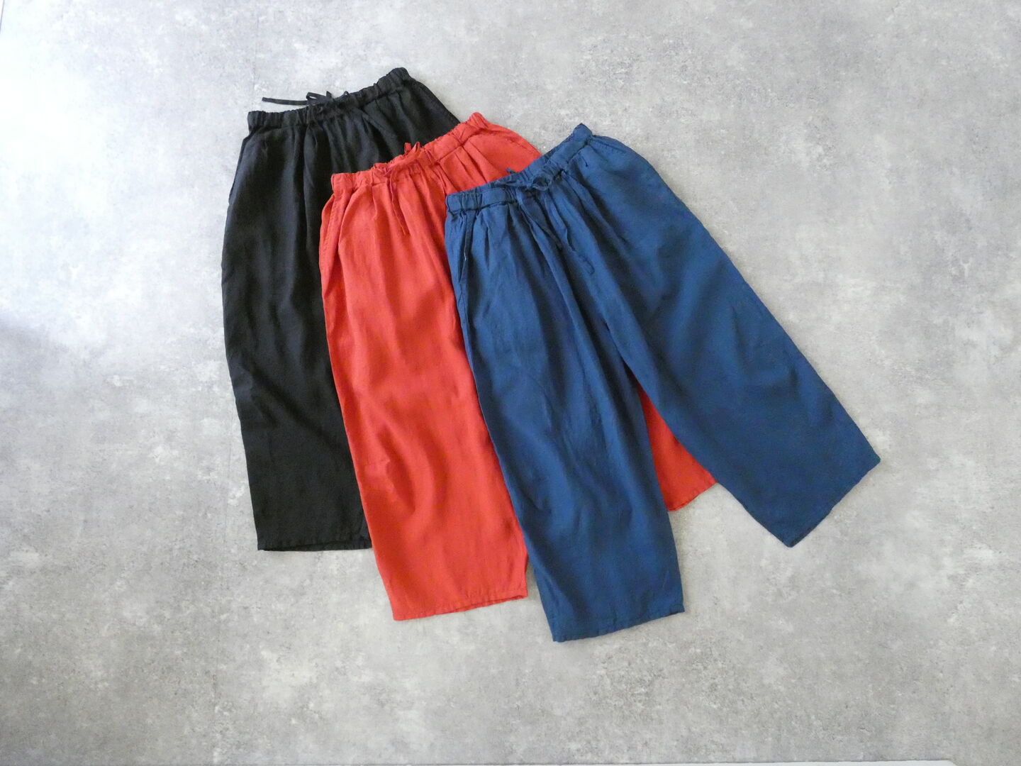 快晴堂(かいせいどう) 初秋まで着られるリネン　ふわふわタックパンツの商品画像3