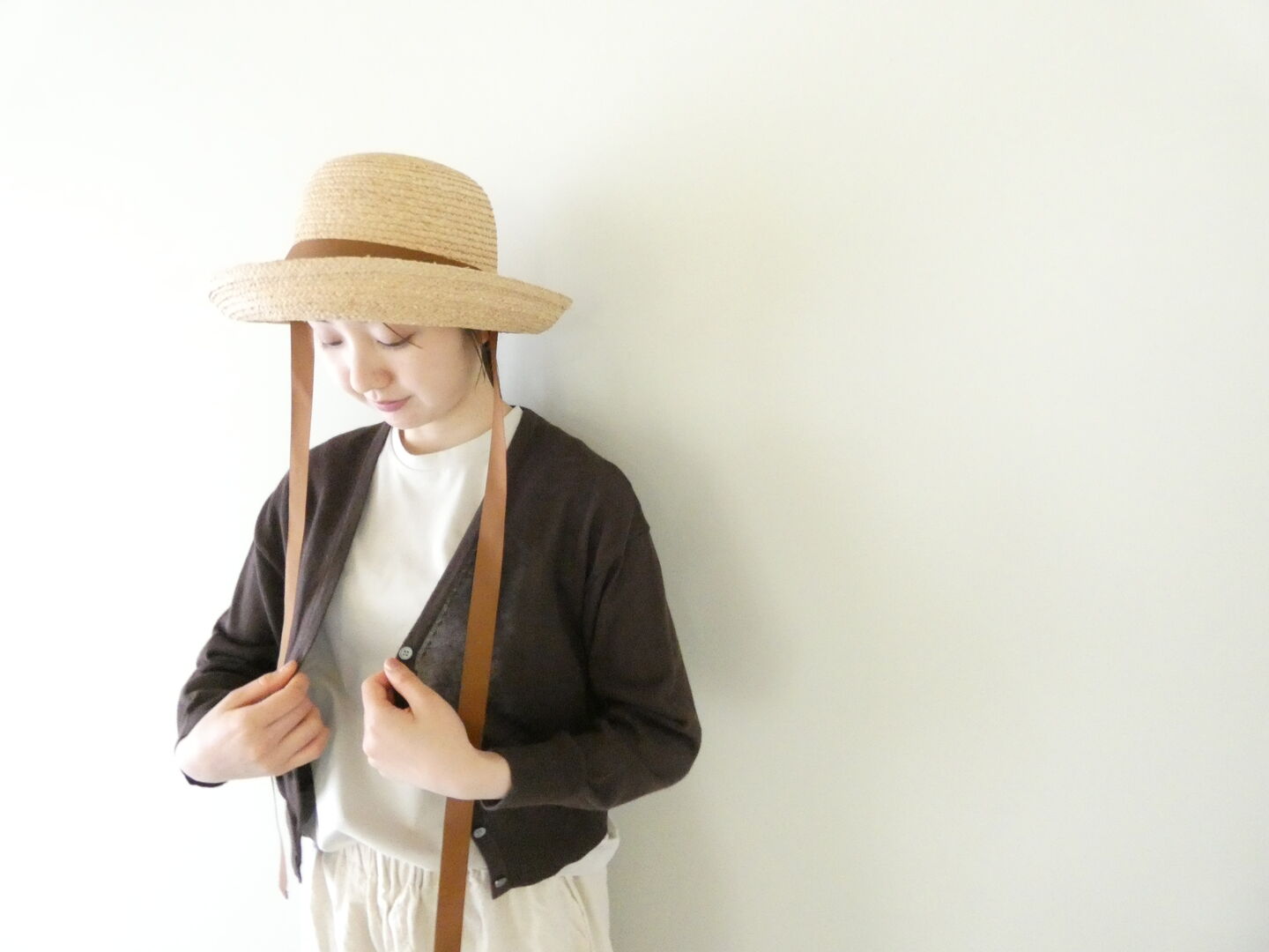 mao made(マオメイド) リネンUVカットVネッククロップド丈カーディガンの商品画像1