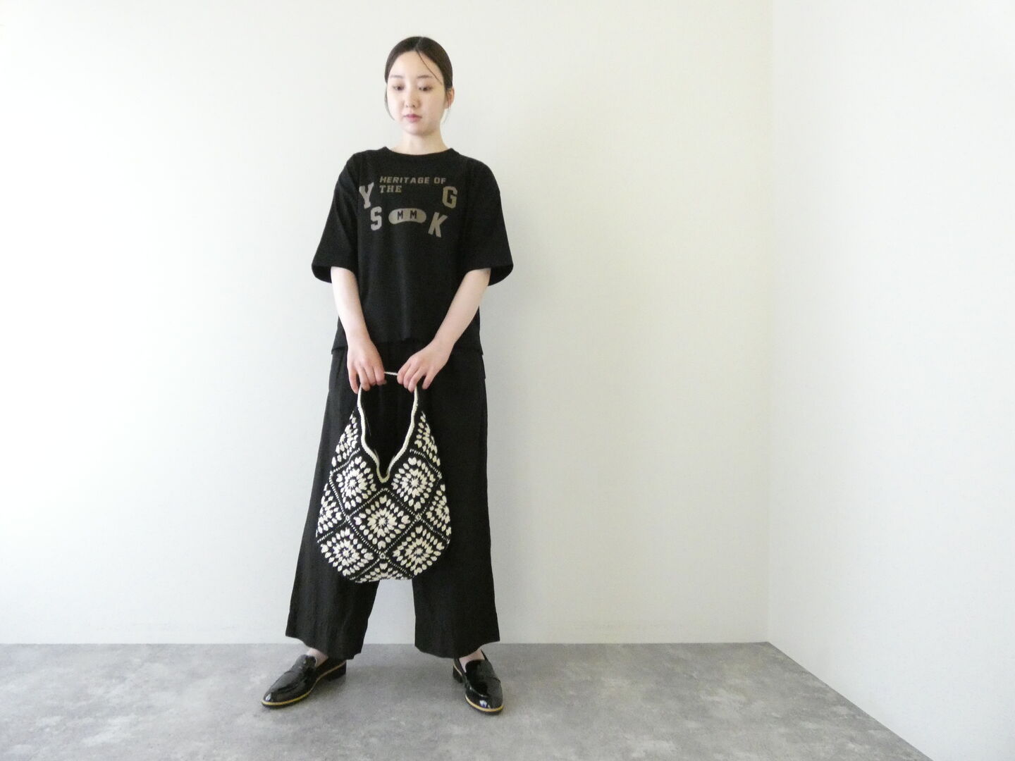 mao made(マオメイド) きれいめ天竺カレッジロゴTEEの商品画像1