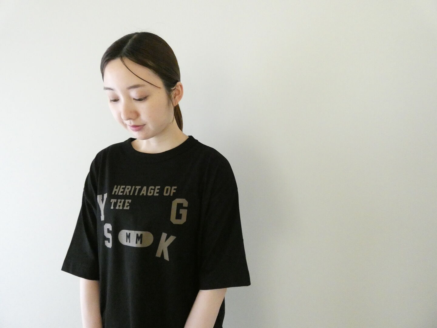 mao made(マオメイド) きれいめ天竺カレッジロゴTEEの商品画像2