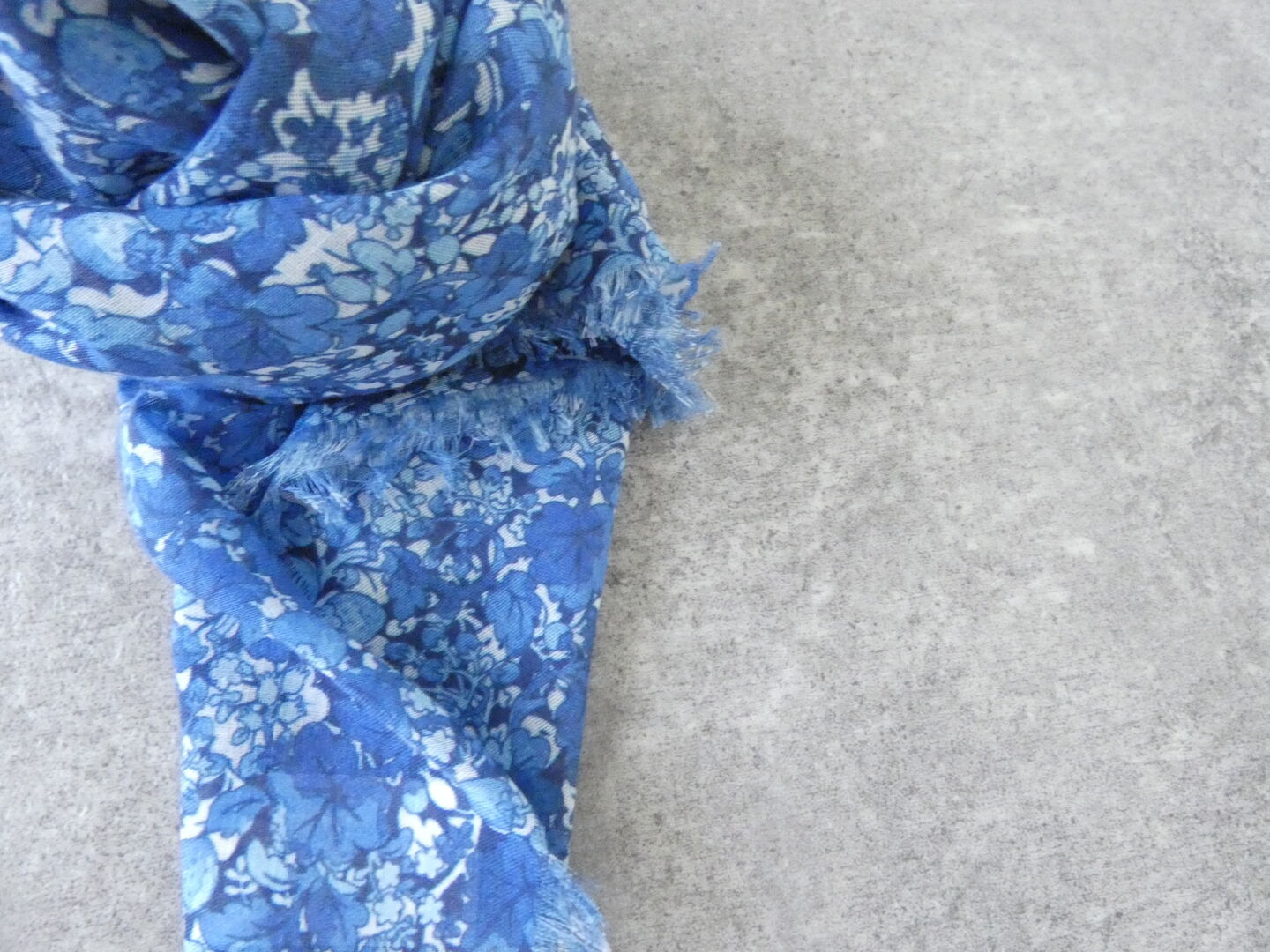 R＆D.M.Co-(オールドマンズテーラー) TYPEWRITER WILD BERRY FLORAL GAUZE SHAWLの商品画像17