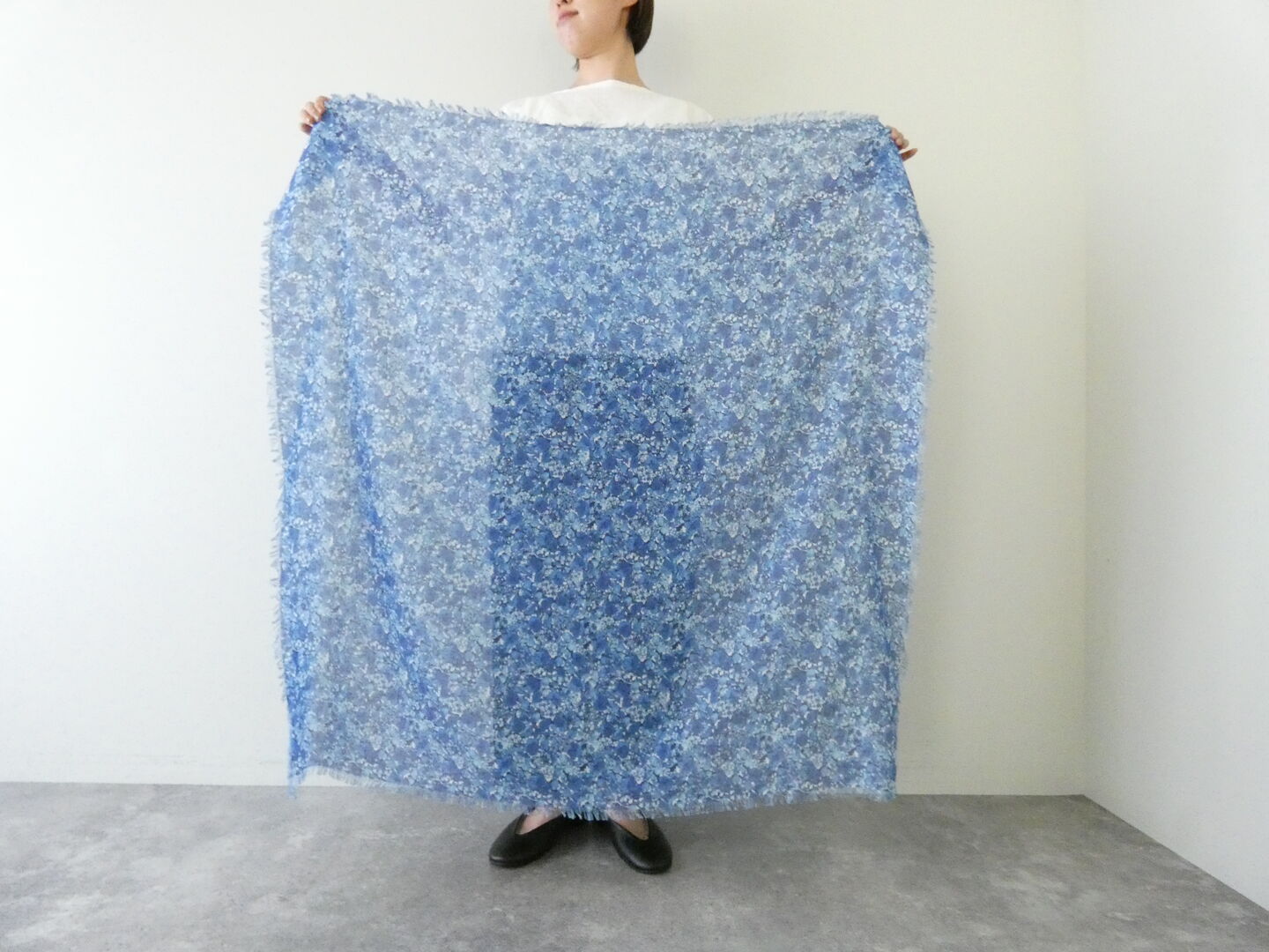 R＆D.M.Co-(オールドマンズテーラー) TYPEWRITER WILD BERRY FLORAL GAUZE SHAWLの商品画像2