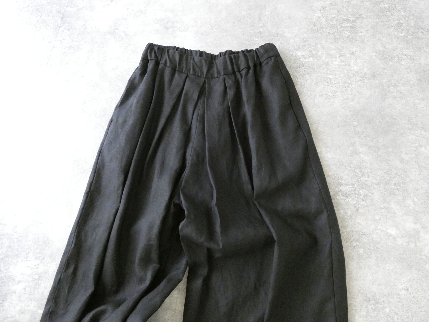 yuni(ユニ イズ ライク ア フラワー トゥー ミー) 40/1リネンイージーゴムタックパンツの商品画像30