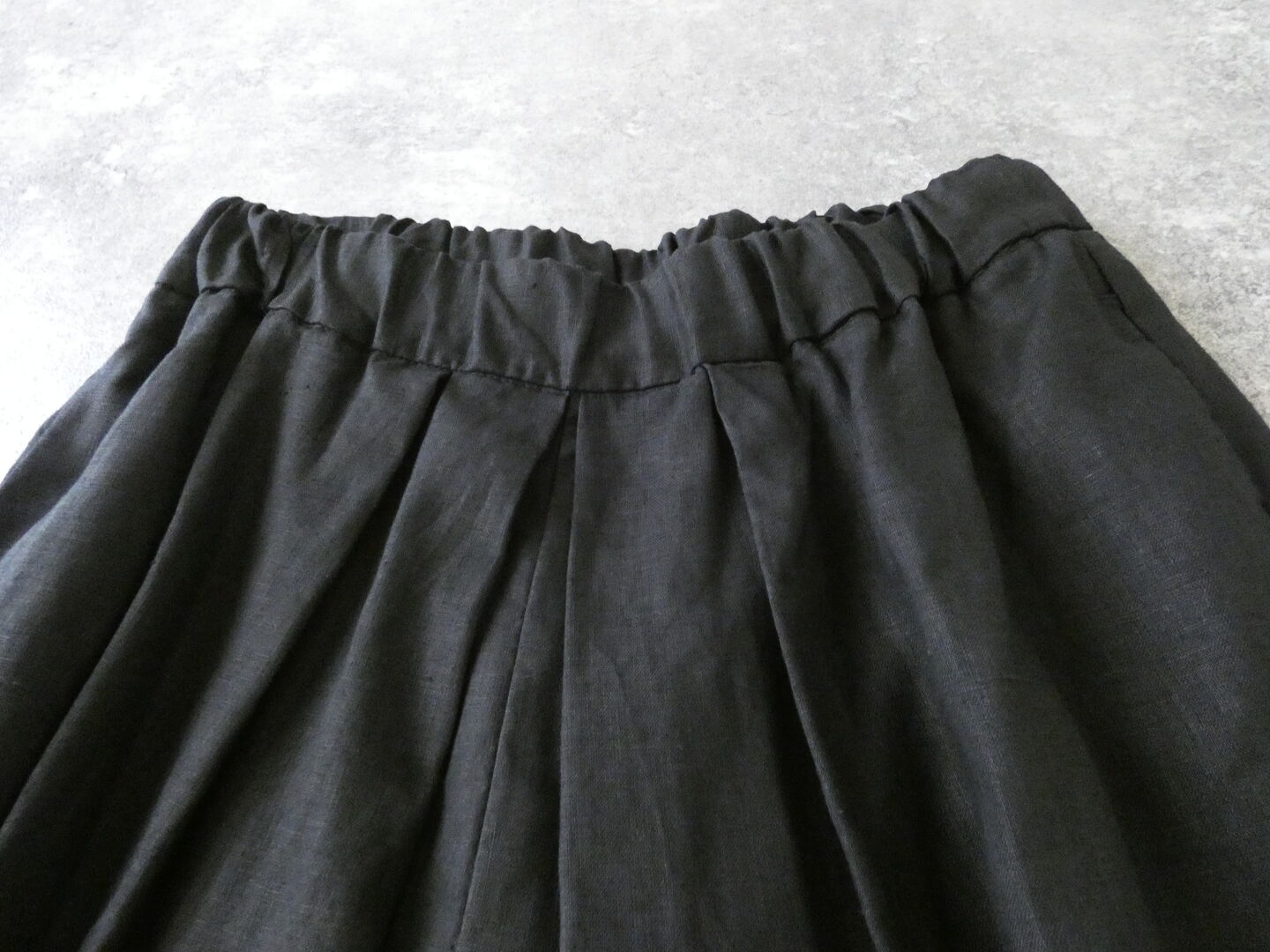 yuni(ユニ イズ ライク ア フラワー トゥー ミー) 40/1リネンイージーゴムタックパンツの商品画像31