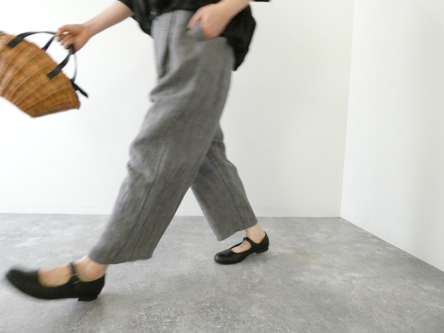 yuni(ユニ イズ ライク ア フラワー トゥー ミー) ヘンプコットンリネンヘリンボーンバックゴムパンツの商品画像2