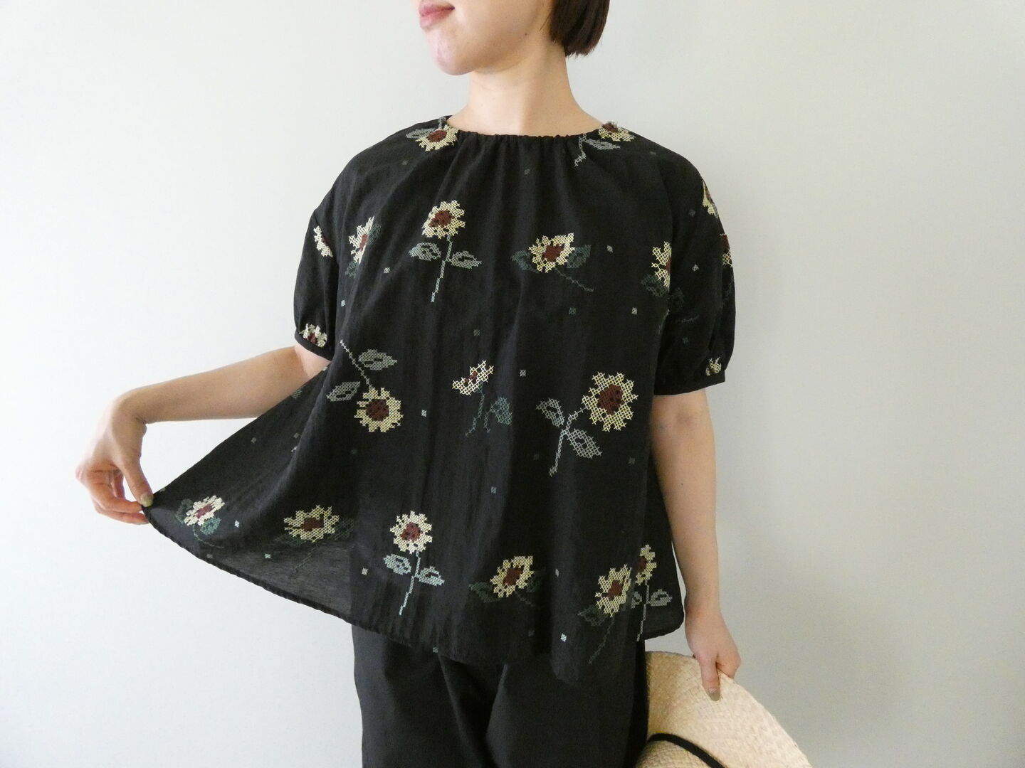 l’atelier du savon(アトリエドゥサボン) クロスステッチひまわり刺繍ブラウスの商品画像1