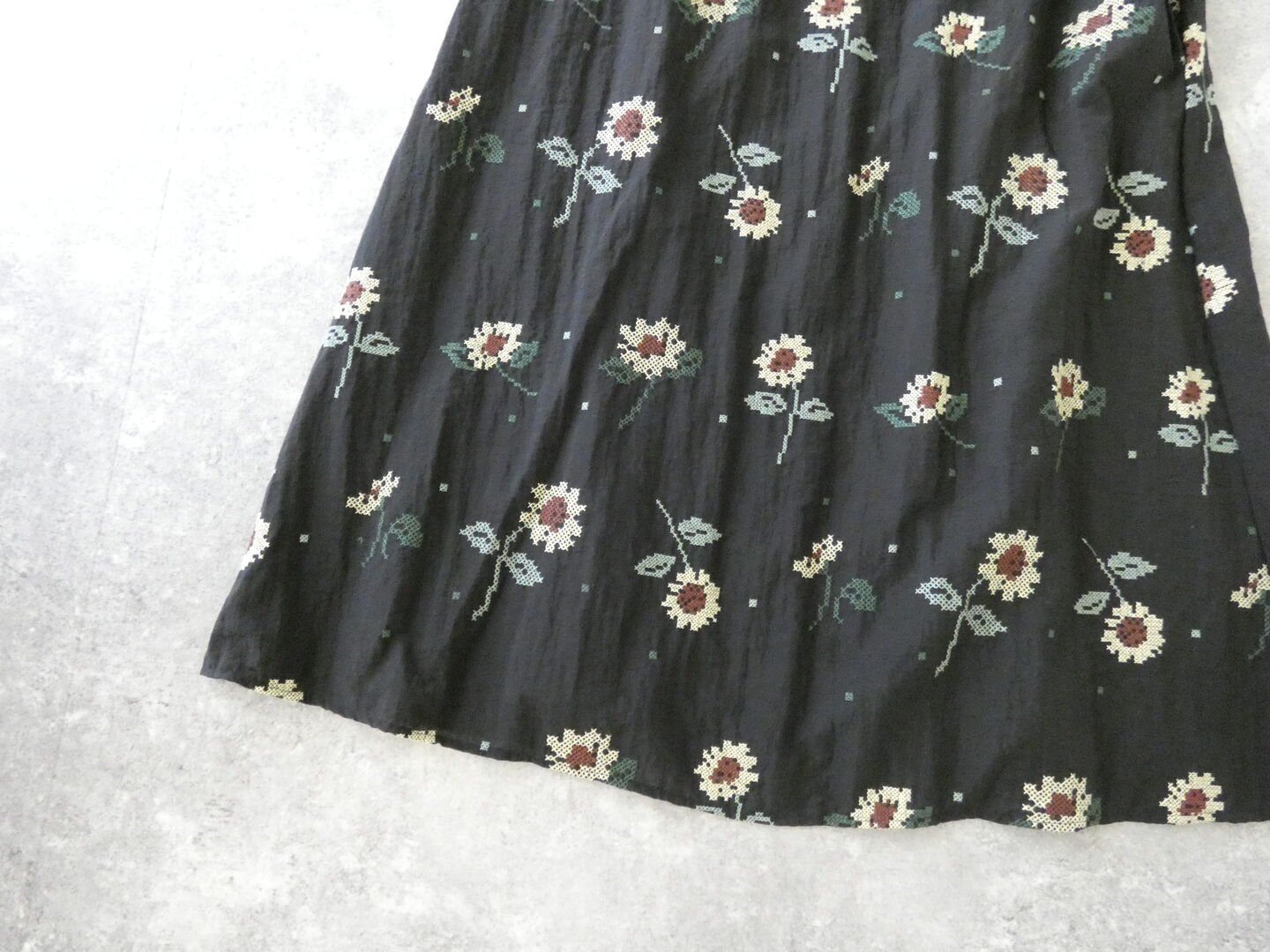 l’atelier du savon(アトリエドゥサボン) クロスステッチひまわり刺繍ワンピースの商品画像26