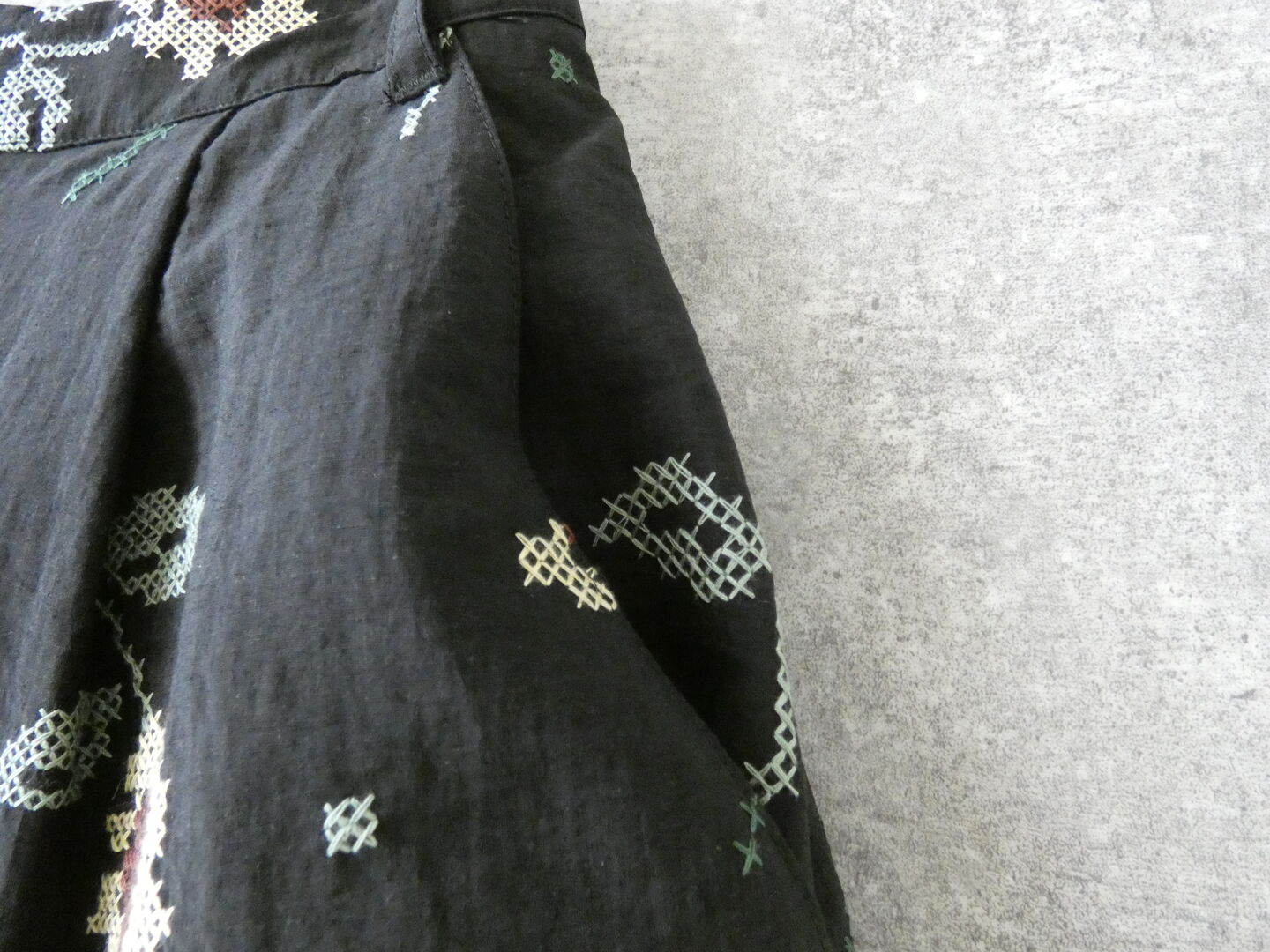 l’atelier du savon(アトリエドゥサボン) クロスステッチひまわり刺繡パンツの商品画像23