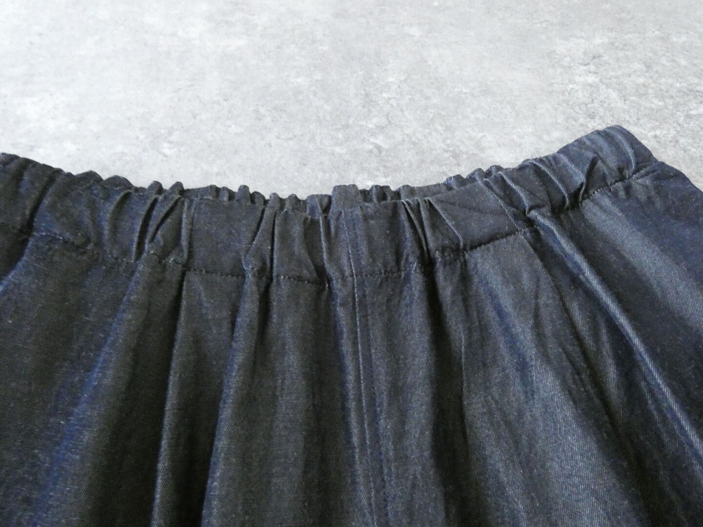 yuni(ユニ イズ ライク ア フラワー トゥー ミー) レーヨンコットンソフトデニムリラックスクロップドパンツの商品画像22