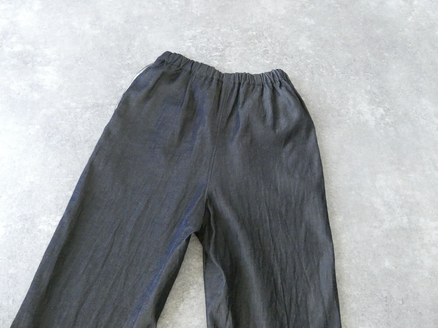 yuni(ユニ イズ ライク ア フラワー トゥー ミー) レーヨンコットンソフトデニムリラックスクロップドパンツの商品画像27