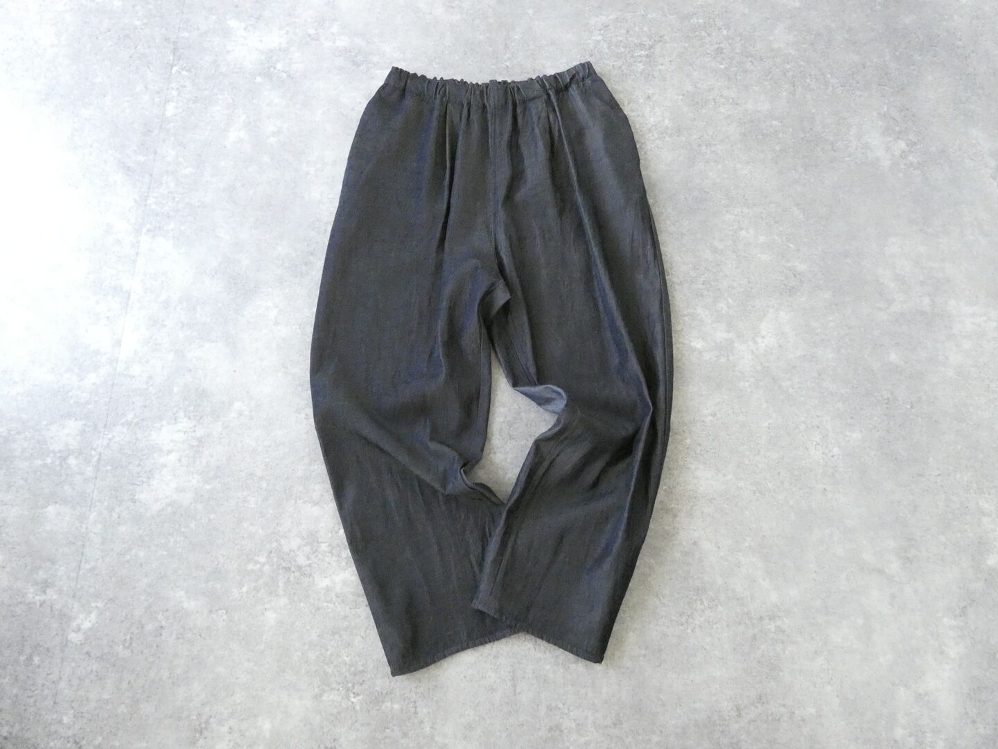 yuni(ユニ イズ ライク ア フラワー トゥー ミー) レーヨンコットンソフトデニムリラックスクロップドパンツの商品画像3