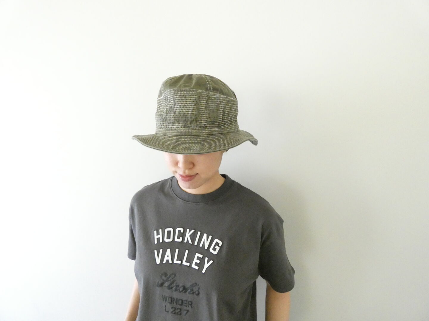 BLUE LAKE MARKET(ブルーレイクマーケット) アメリカンドライ天竺ヘムラウンドプリントTee　HOCKING VALLEYの商品画像1
