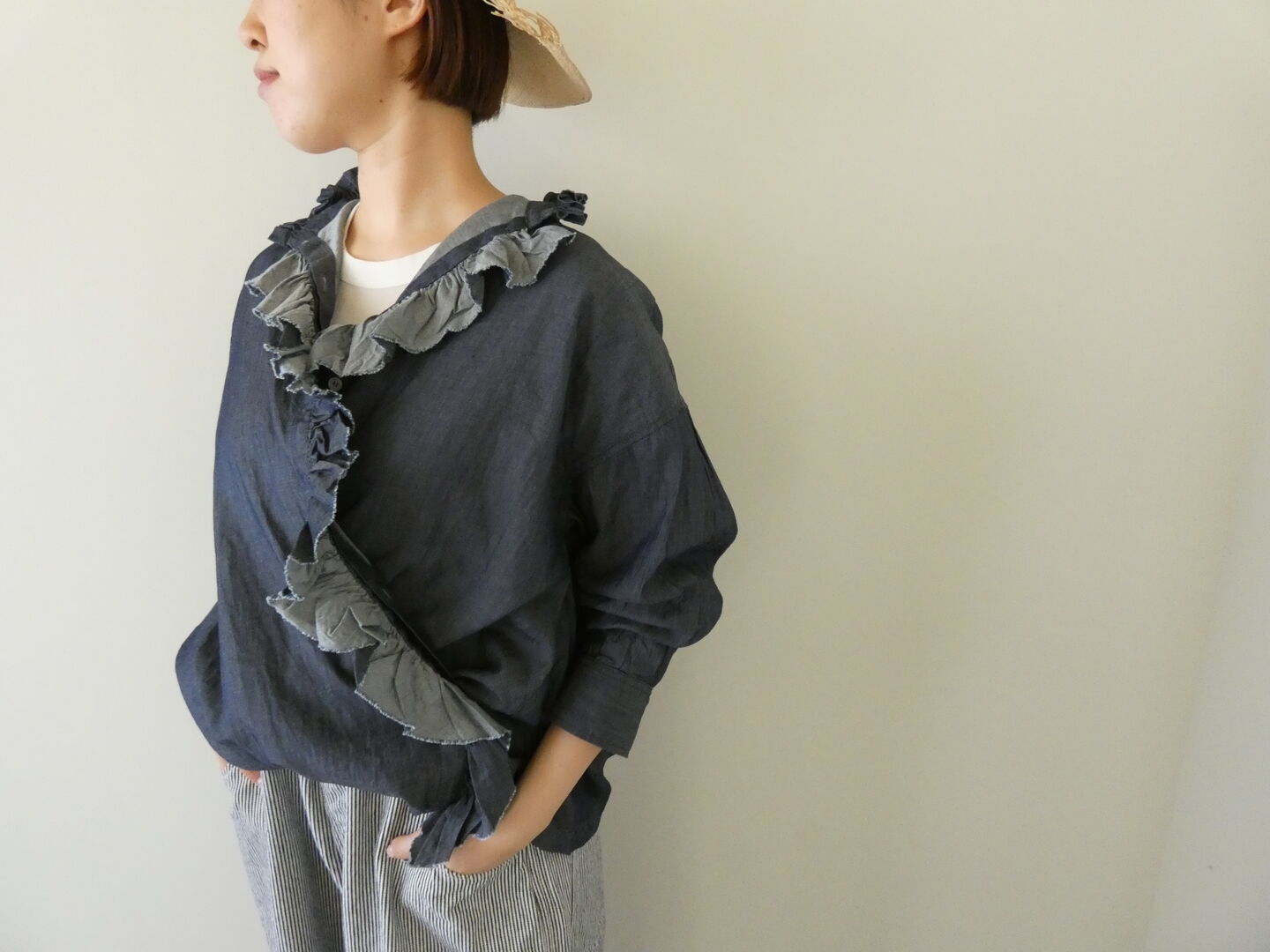 ichi(イチ) デニムフリル2wayブラウスの商品画像1