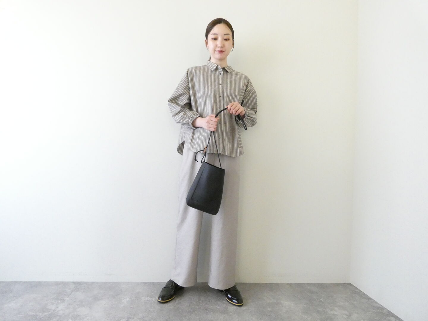 ina(イナ) タイプライターストライプ襟付き袖ゴムブラウスの商品画像2