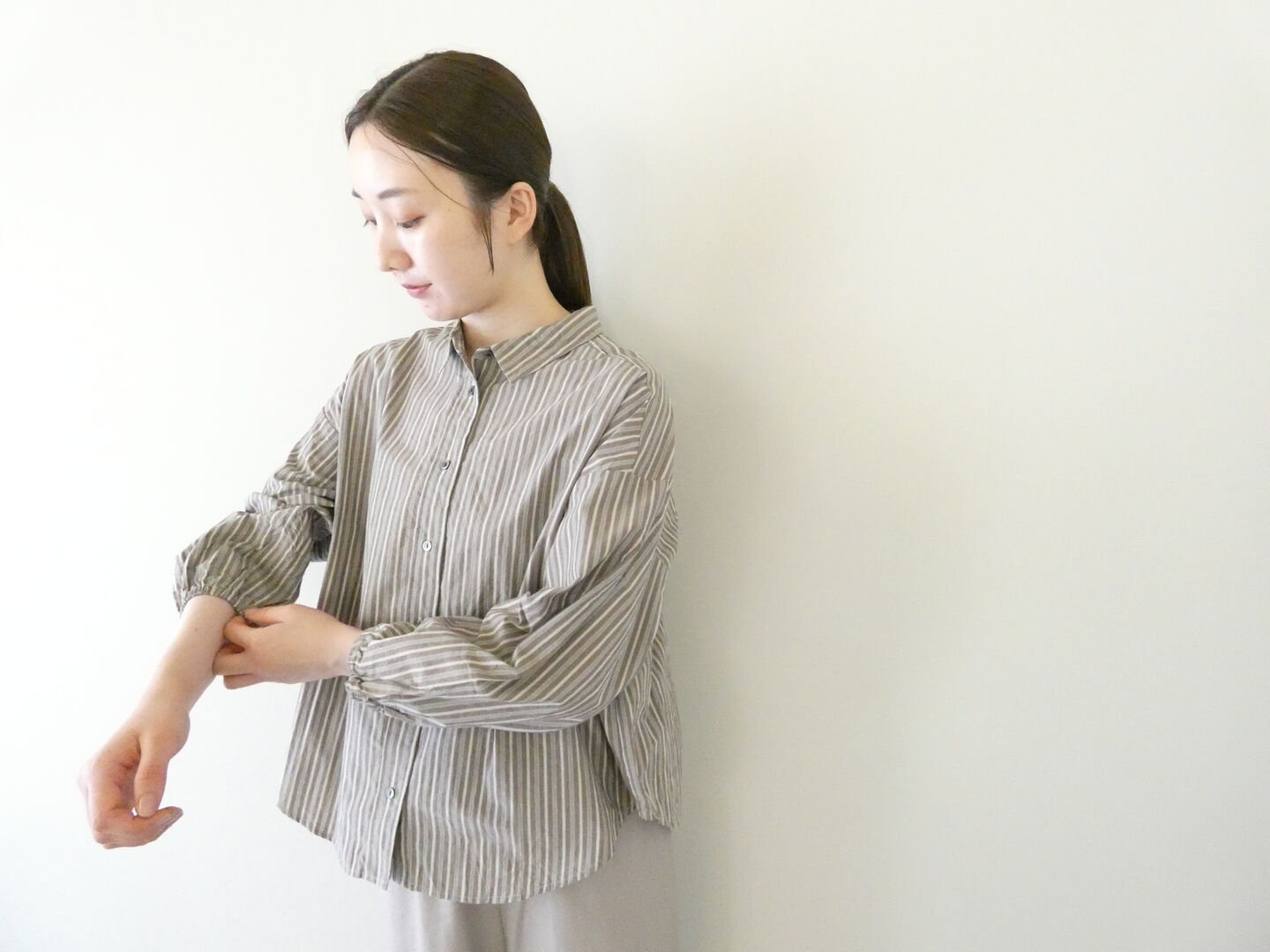 ina(イナ) タイプライターストライプ襟付き袖ゴムブラウスの商品画像4