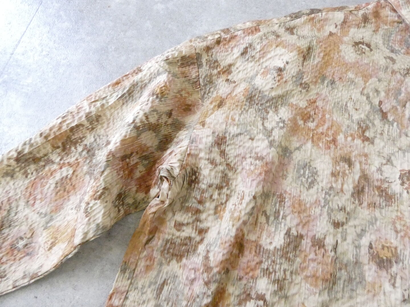 prit(プリット) 60/1サテンミラクルウェーブ加工ブラーフラワープリントショートカラービッグシャツの商品画像25
