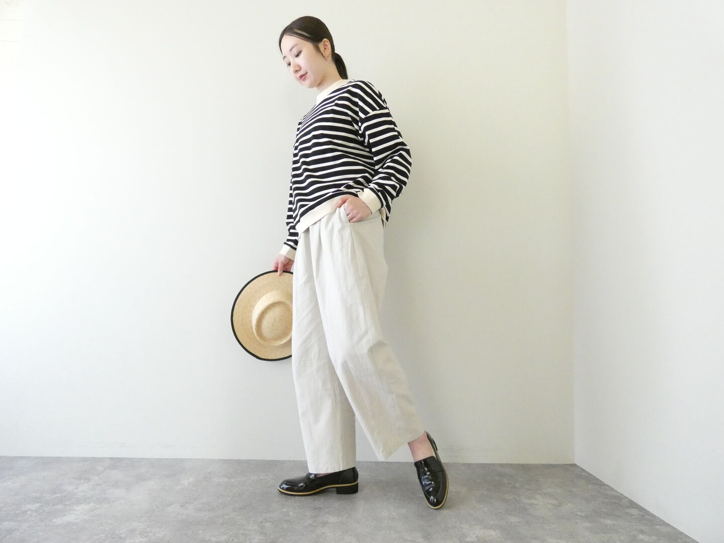 ina(イナ) コットンツイルひざ裾タックパンツの商品画像1