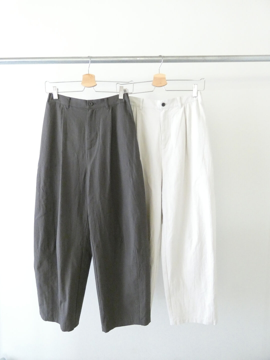 ina(イナ) コットンツイルひざ裾タックパンツの商品画像11