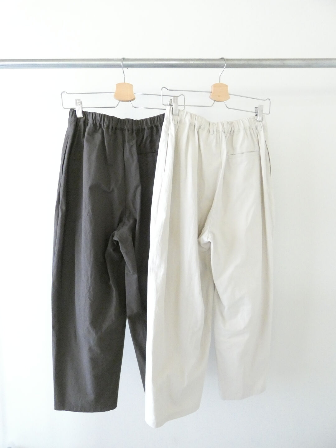 ina(イナ) コットンツイルひざ裾タックパンツの商品画像12