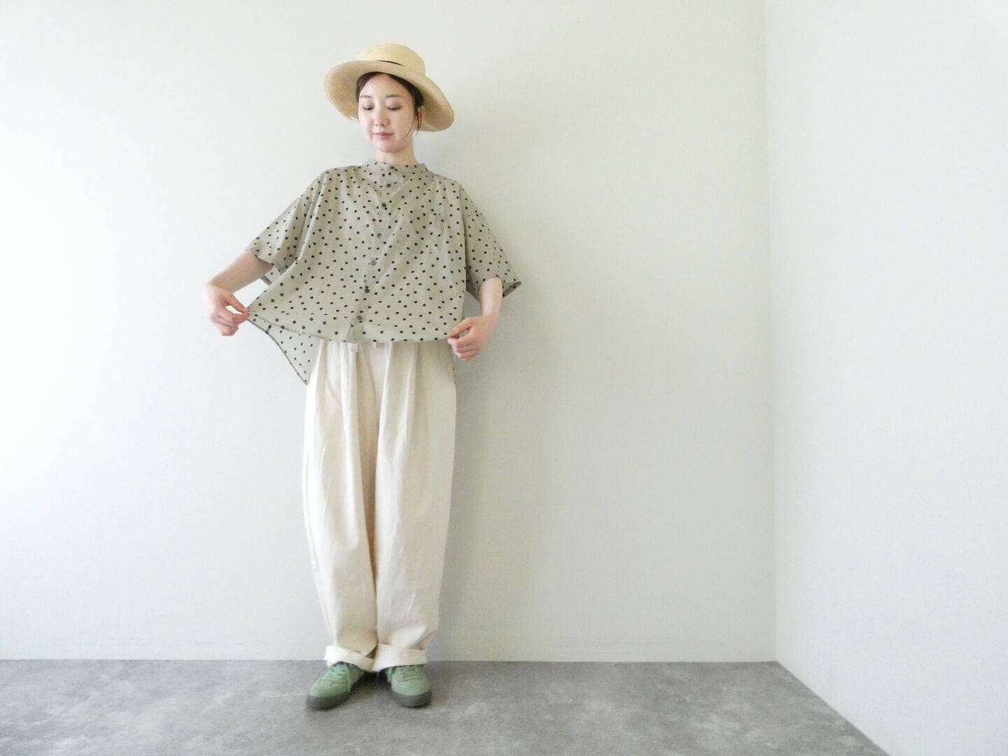 LinenYa(リネンヤ) バンドカラー半袖水玉シャツの商品画像1