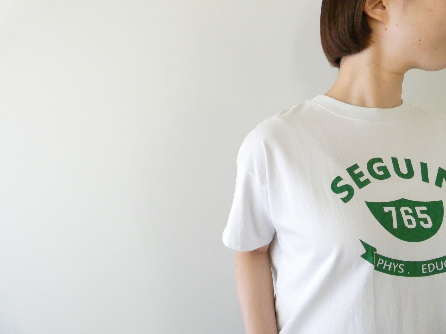 BLUE LAKE MARKET(ブルーレイクマーケット) アメリカンドライ天竺ヘムラウンドプリントTee「SEGUIN 765」の商品画像2