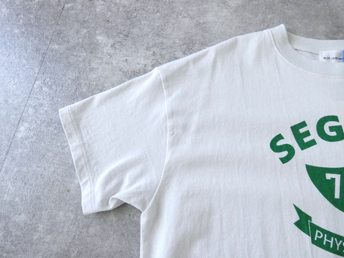 BLUE LAKE MARKET(ブルーレイクマーケット) アメリカンドライ天竺ヘムラウンドプリントTee「SEGUIN 765」の商品画像23