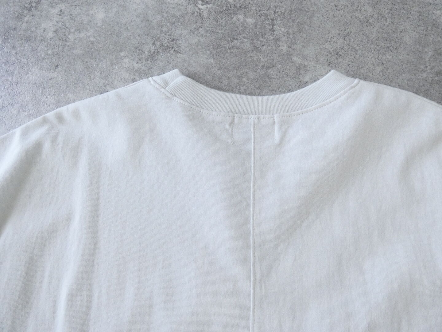 BLUE LAKE MARKET(ブルーレイクマーケット) アメリカンドライ天竺ヘムラウンドプリントTee「SEGUIN 765」の商品画像26