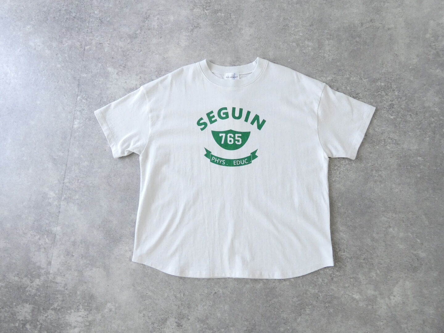 BLUE LAKE MARKET(ブルーレイクマーケット) アメリカンドライ天竺ヘムラウンドプリントTee「SEGUIN 765」の商品画像3