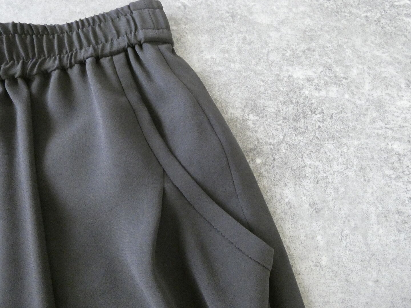  バックサテンジョーゼットクロップドサルエルパンツの商品画像32