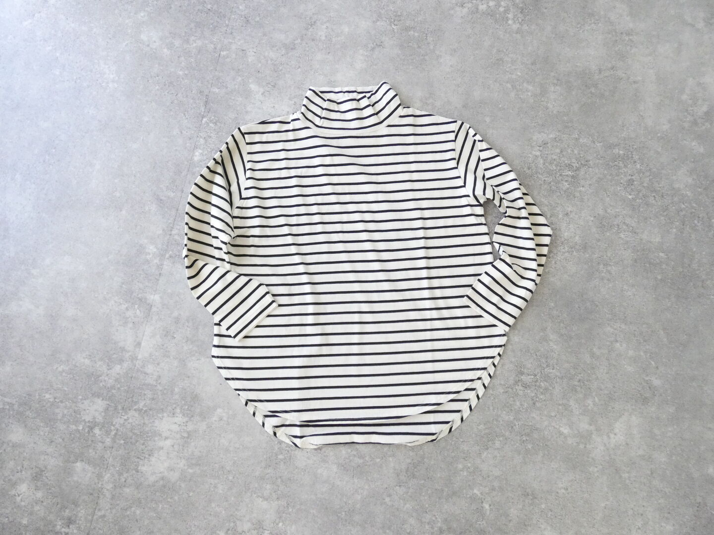 tumugu(ツムグ) スープレコットンボーダー天竺裾ラウンドハイネックロングTの商品画像3