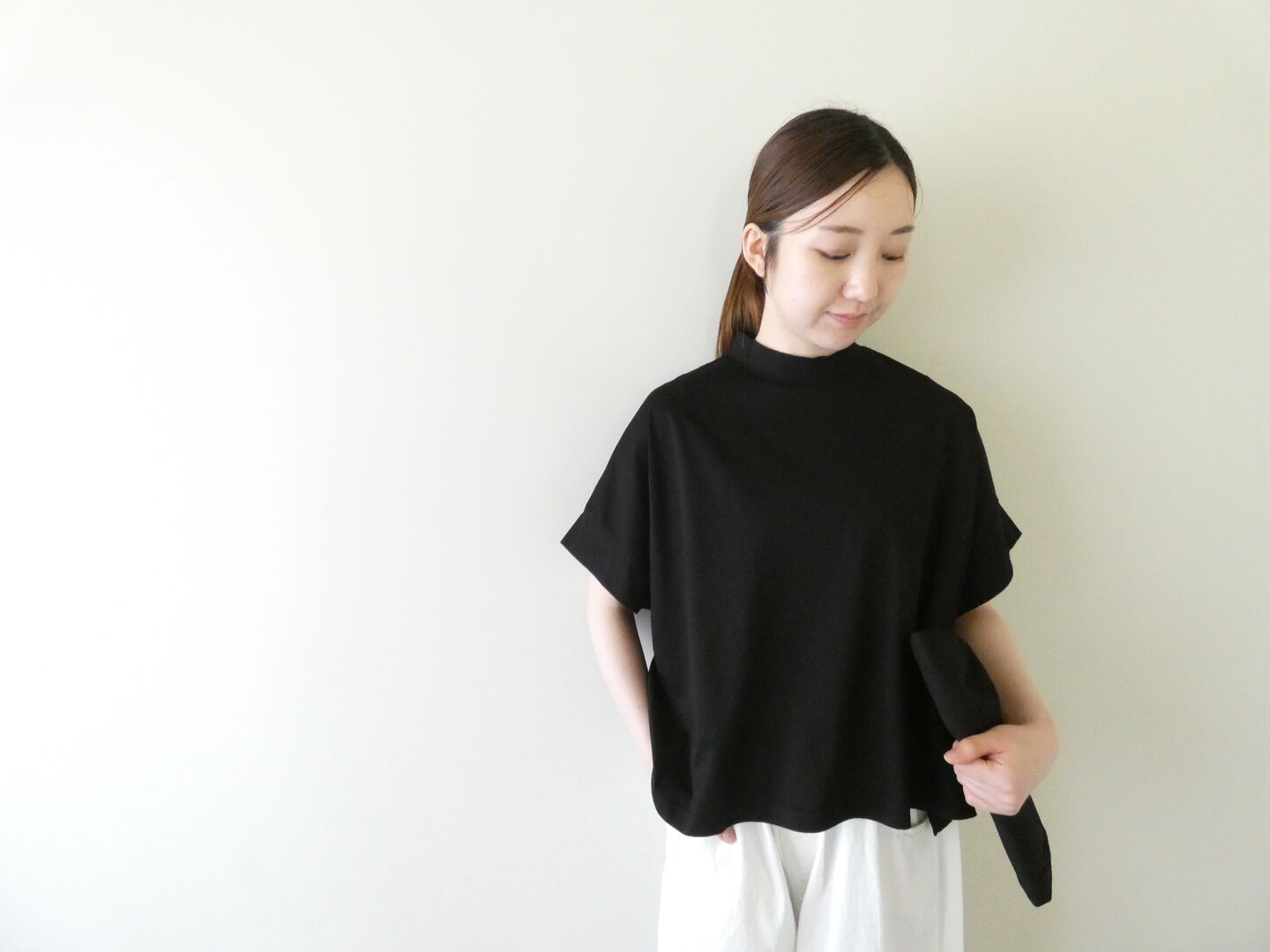UNIVERSAL TISSU(ユニヴァーサル ティシュ) コンパクトクールローレル天竺モックネックTの商品画像1