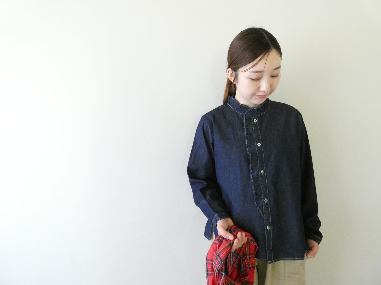 vb 4.5oz DENIMフリルシャツブラウスの商品画像1