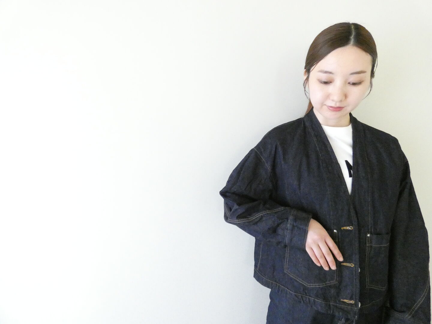 yuni(ユニ イズ ライク ア フラワー トゥー ミー) コットン11ozデニムノーカラーコクーンブルゾンの商品画像1