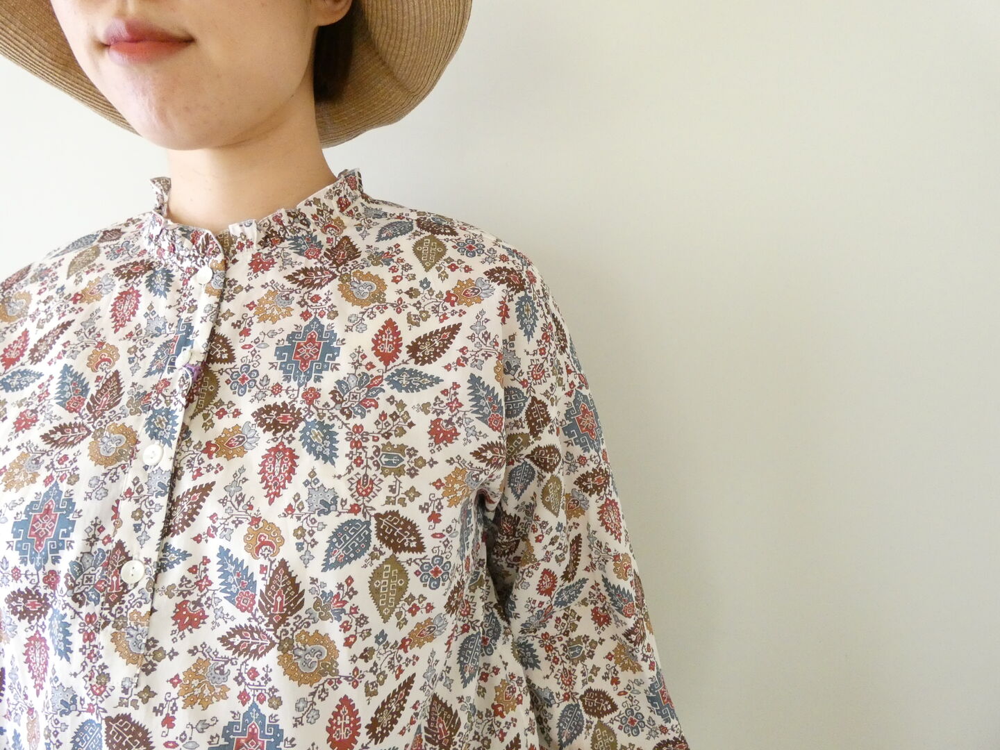 sosotto(ソソット) リバティタナローン裾ドロストフリルカラープルオーバーの商品画像1