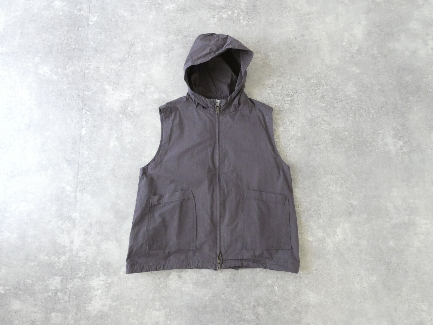 BLUE LAKE MARKET(ブルーレイクマーケット) 広巾40/1綾ダンプフード付きベストの商品画像3