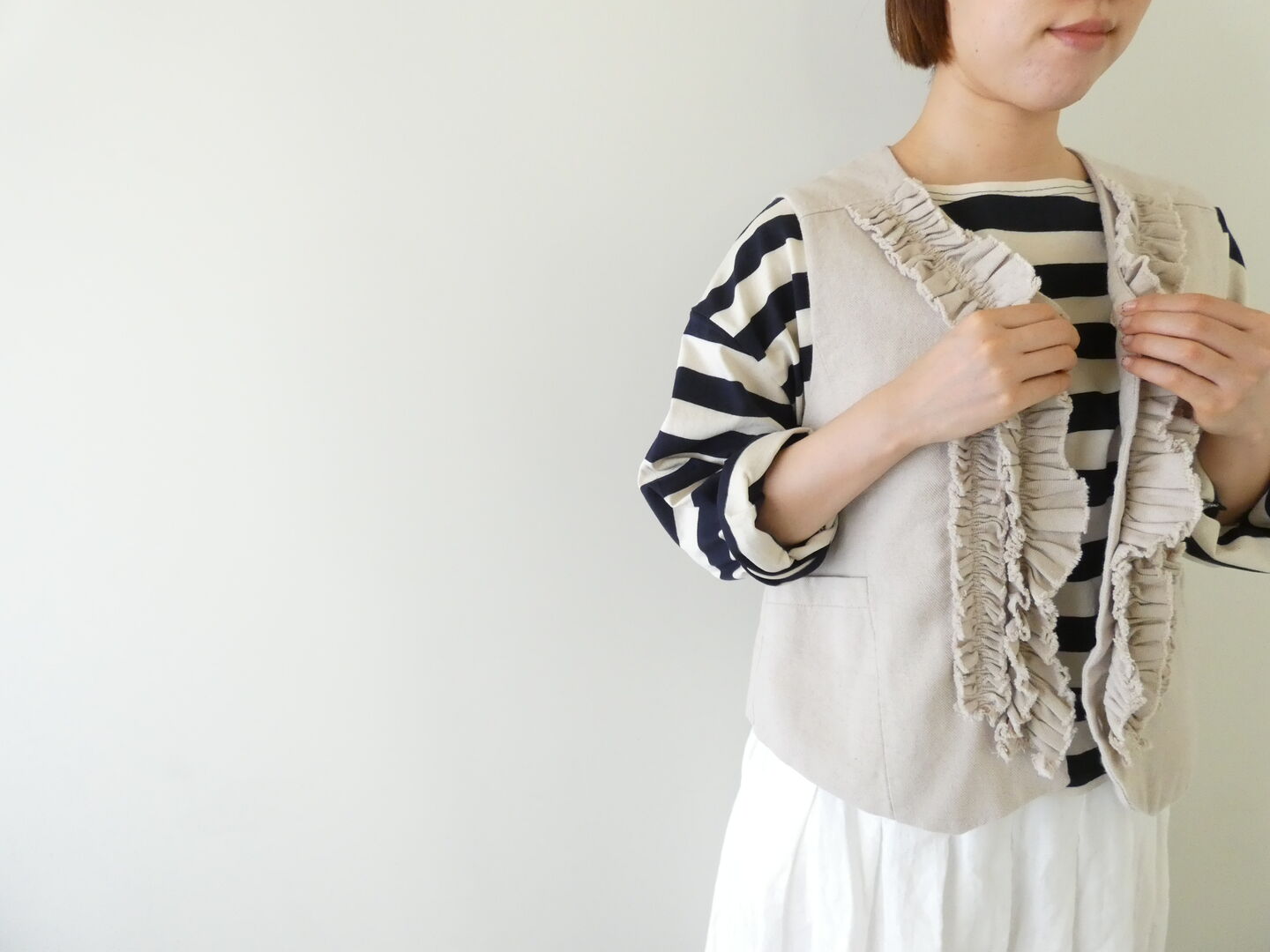 LAITERIE(レイトリー) 綿麻ツイルフリルベストの商品画像1