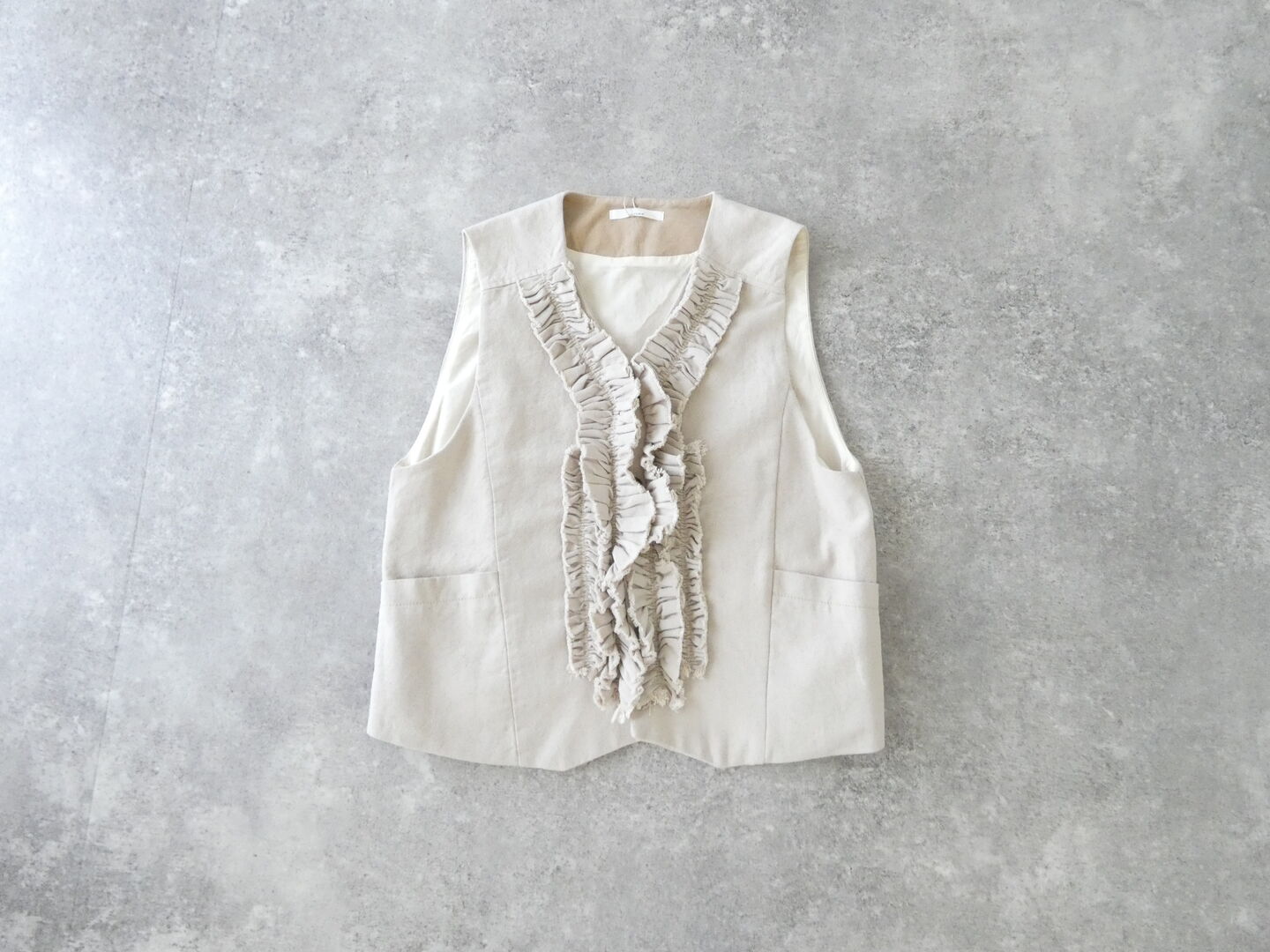 LAITERIE(レイトリー) 綿麻ツイルフリルベストの商品画像2