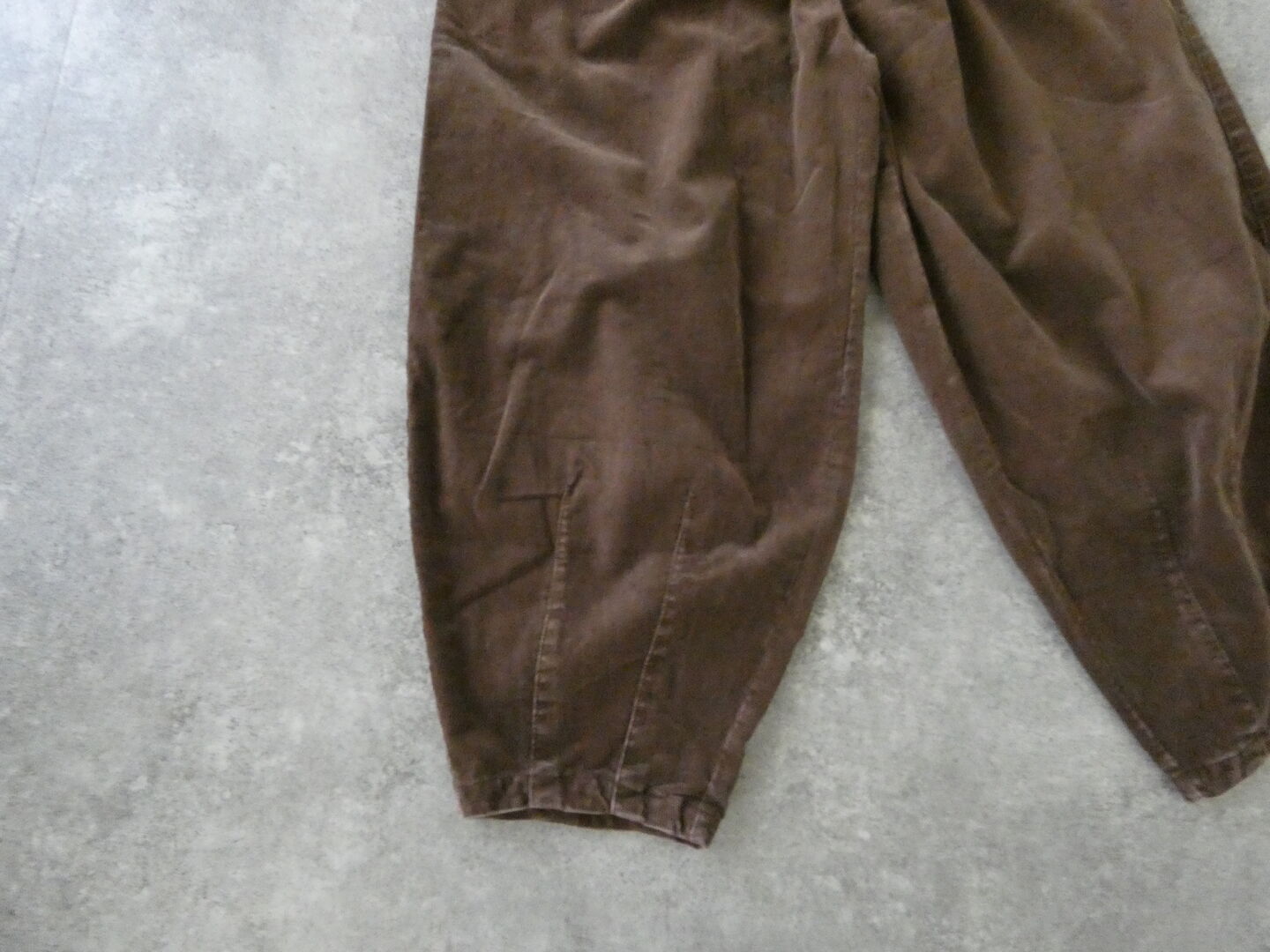 ichi(イチ) 細コールビンテージ加工　裾ダーツパンツの商品画像32