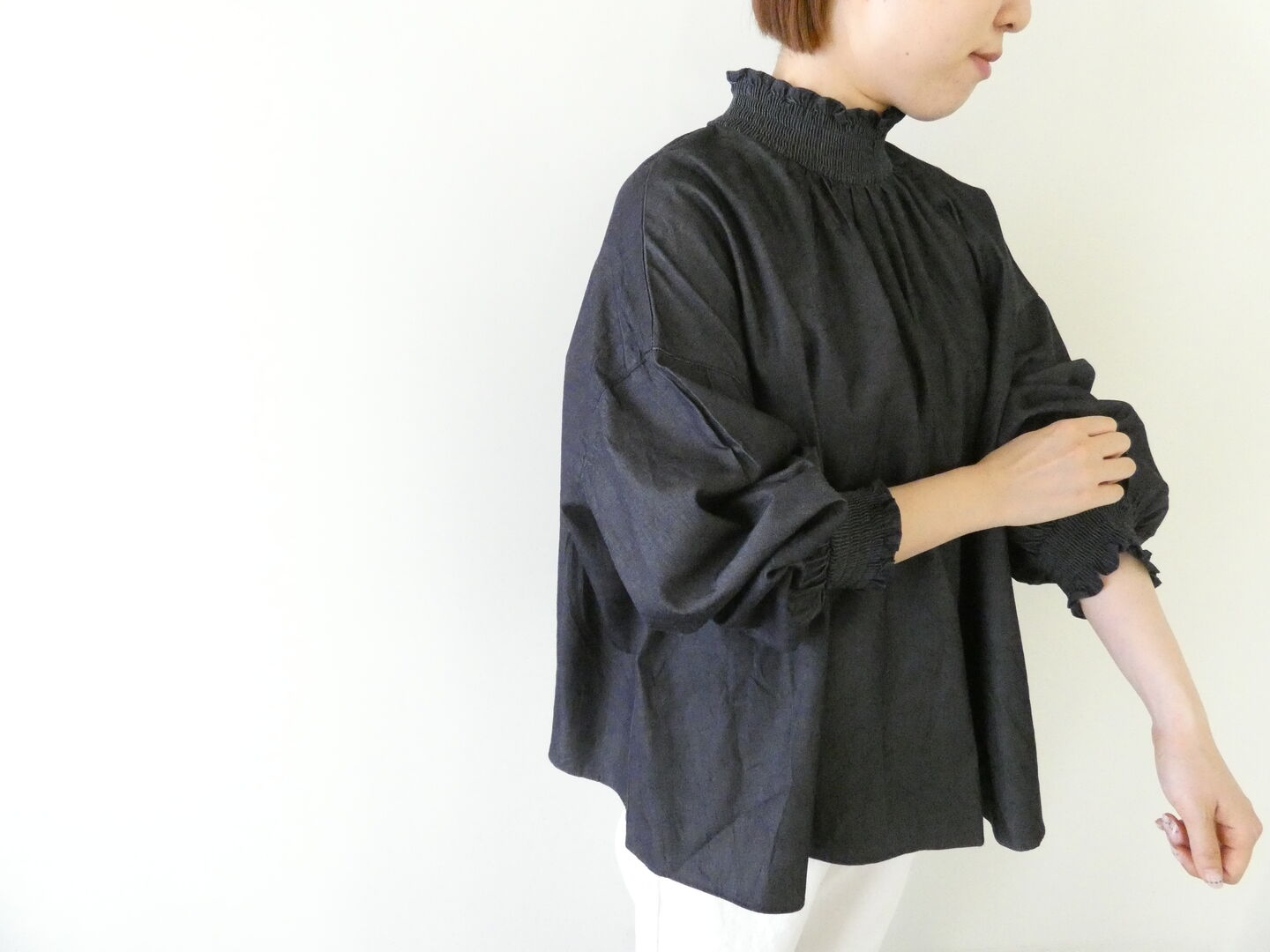 UNIVERSAL TISSU(ユニヴァーサル ティシュ) 5.4ozデニムモックネックシャーリングブラウスの商品画像1