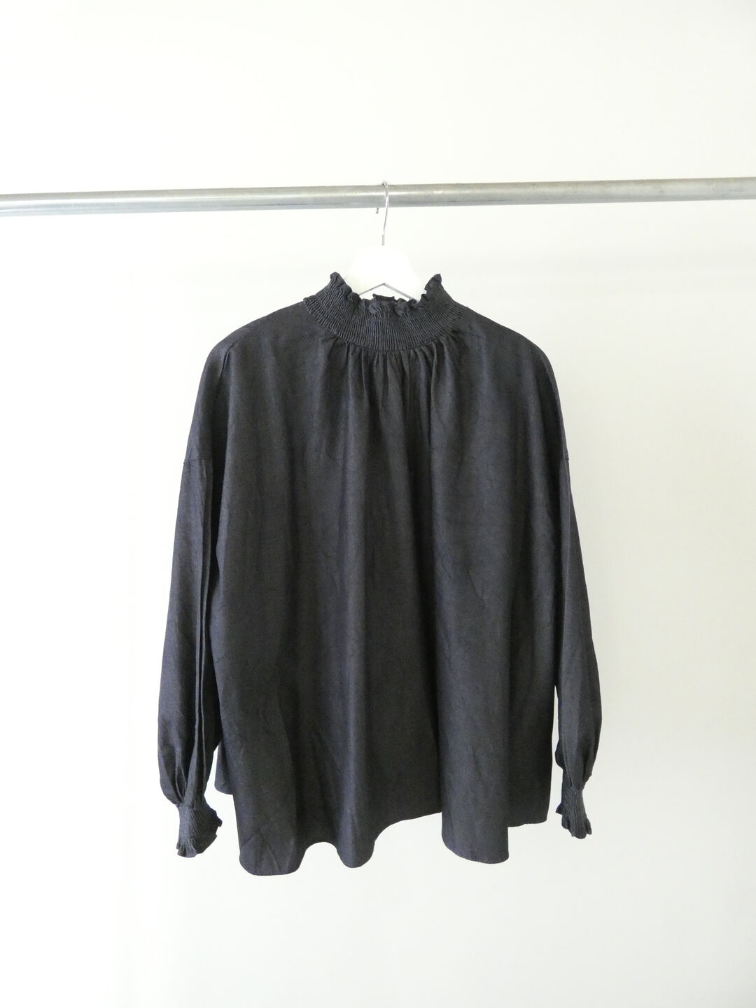 UNIVERSAL TISSU(ユニヴァーサル ティシュ) 5.4ozデニムモックネックシャーリングブラウスの商品画像10
