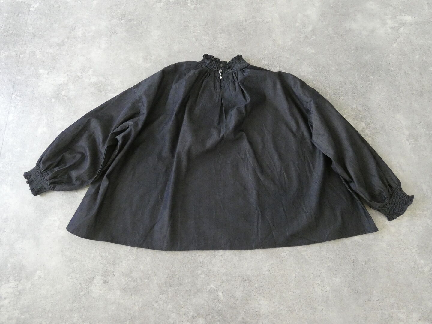 UNIVERSAL TISSU(ユニヴァーサル ティシュ) 5.4ozデニムモックネックシャーリングブラウスの商品画像11