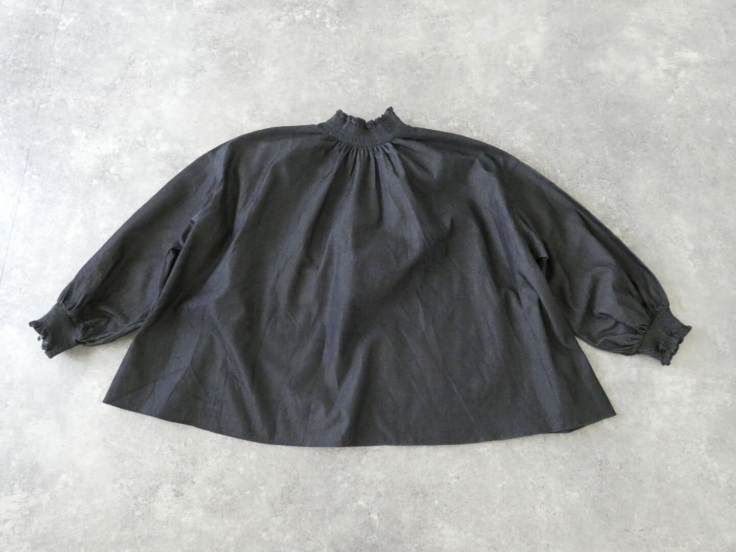 UNIVERSAL TISSU(ユニヴァーサル ティシュ) 5.4ozデニムモックネックシャーリングブラウスの商品画像2
