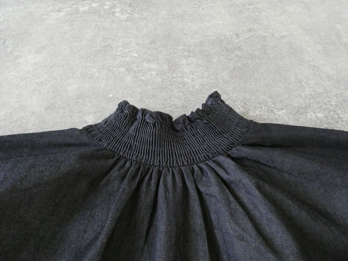 UNIVERSAL TISSU(ユニヴァーサル ティシュ) 5.4ozデニムモックネックシャーリングブラウスの商品画像22