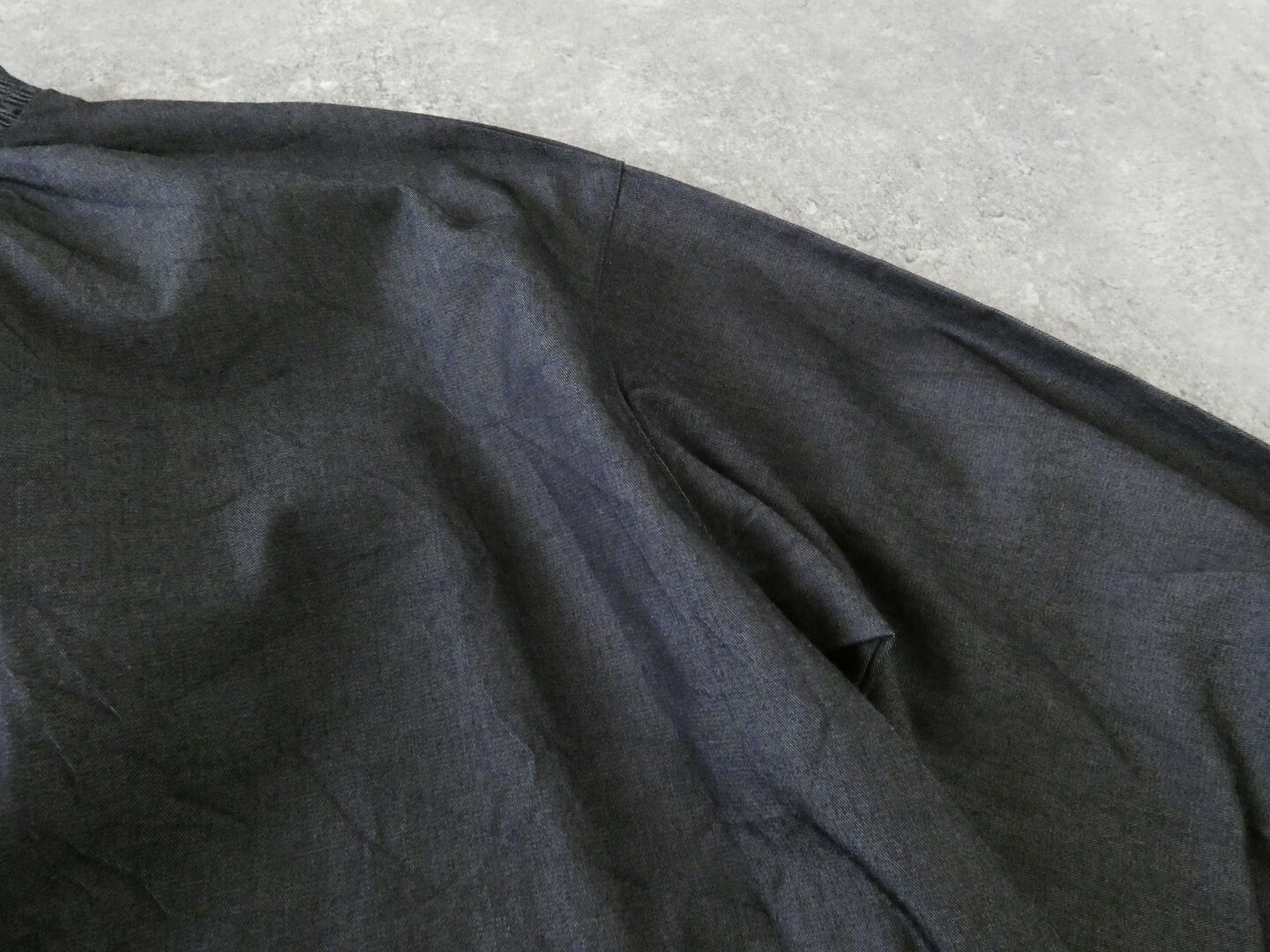 UNIVERSAL TISSU(ユニヴァーサル ティシュ) 5.4ozデニムモックネックシャーリングブラウスの商品画像23