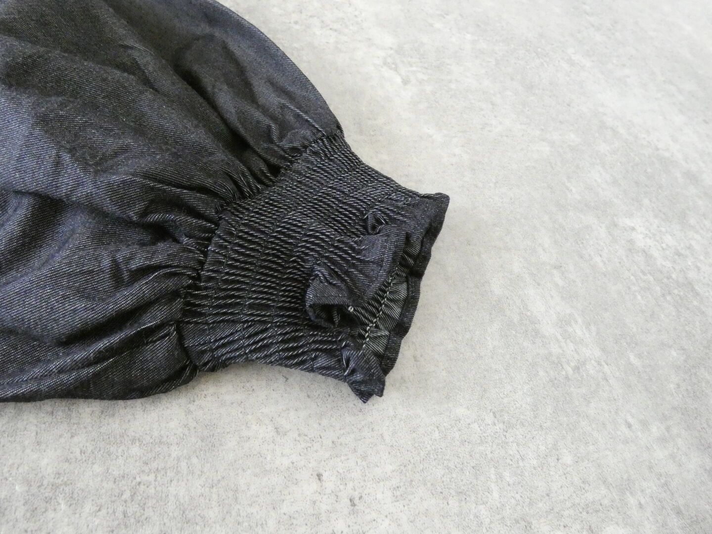 UNIVERSAL TISSU(ユニヴァーサル ティシュ) 5.4ozデニムモックネックシャーリングブラウスの商品画像25