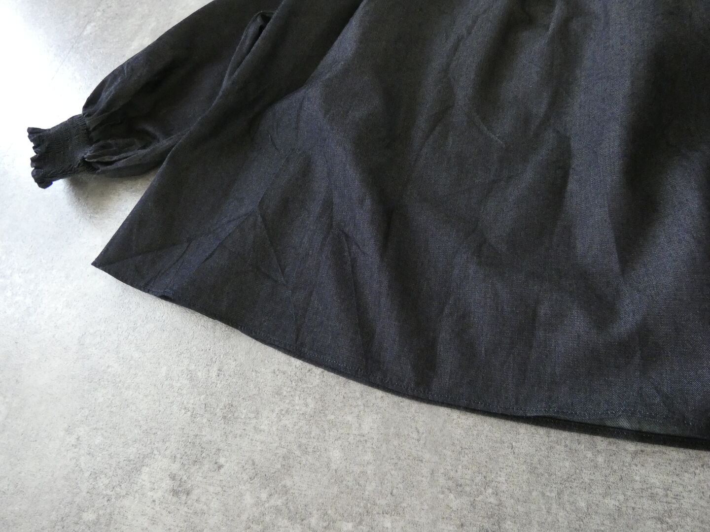 UNIVERSAL TISSU(ユニヴァーサル ティシュ) 5.4ozデニムモックネックシャーリングブラウスの商品画像26