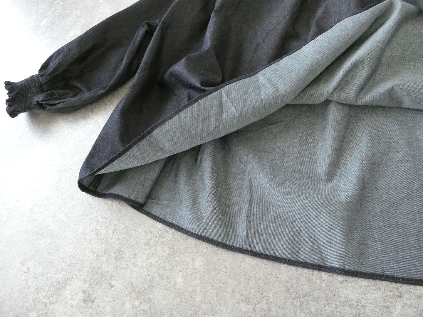 UNIVERSAL TISSU(ユニヴァーサル ティシュ) 5.4ozデニムモックネックシャーリングブラウスの商品画像27