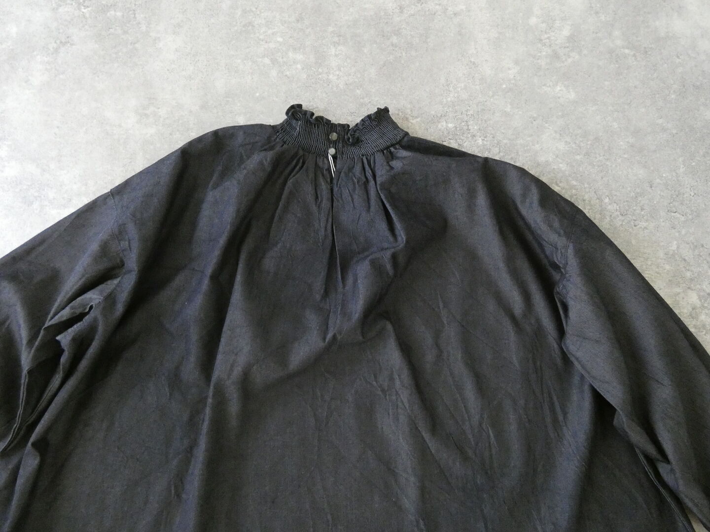 UNIVERSAL TISSU(ユニヴァーサル ティシュ) 5.4ozデニムモックネックシャーリングブラウスの商品画像28