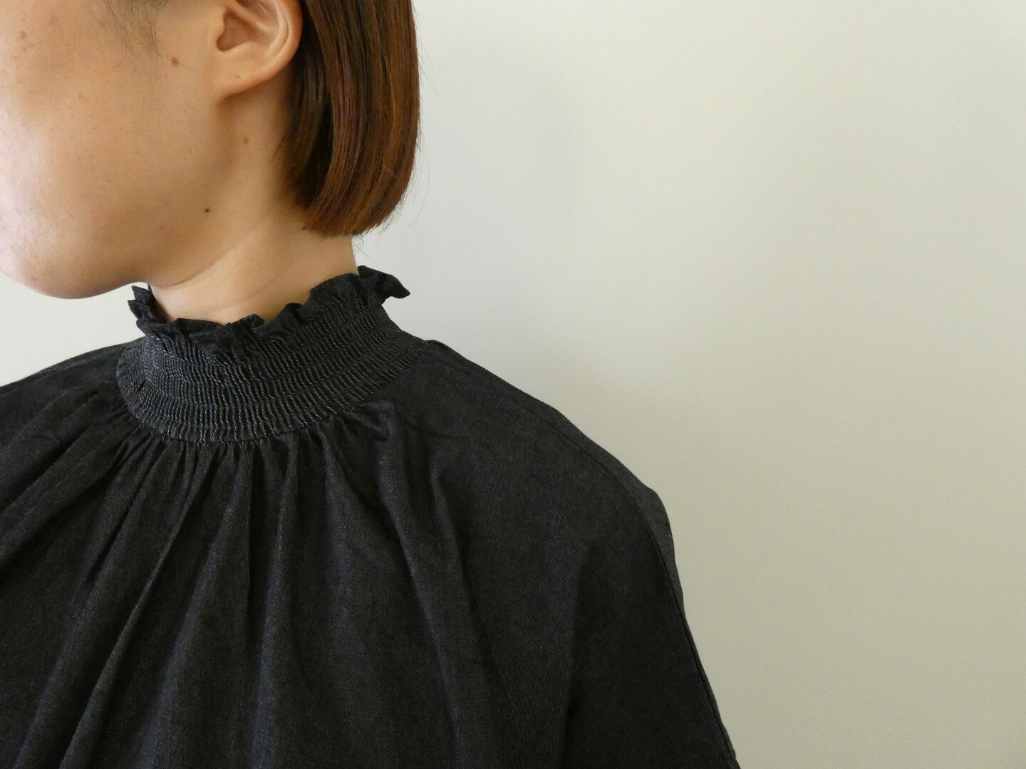 UNIVERSAL TISSU(ユニヴァーサル ティシュ) 5.4ozデニムモックネックシャーリングブラウスの商品画像3
